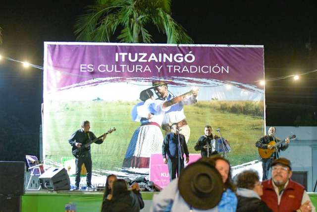 El equipo de Kuña Porá junto a la Secretaría de Deportes Comunitarios, celebraron